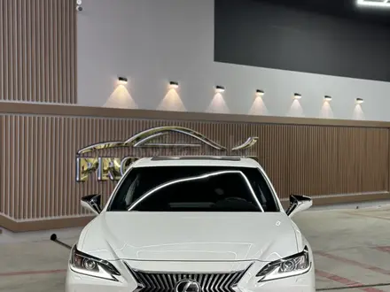 Lexus ES 250 2020 года за 24 000 000 тг. в Шымкент