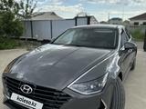 Hyundai Sonata 2022 годаfor12 300 000 тг. в Атырау – фото 2