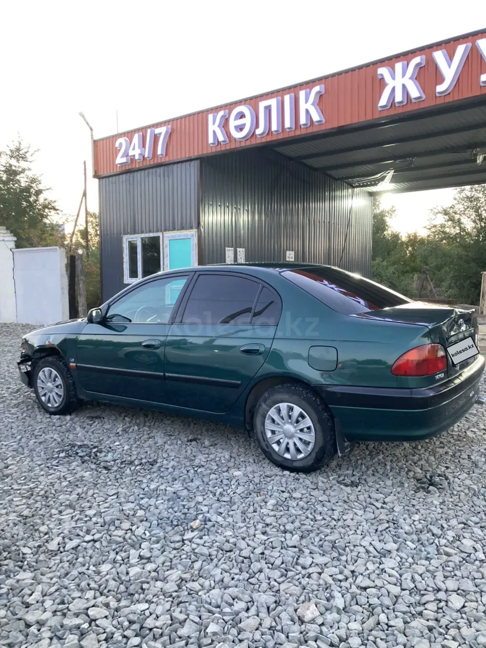 Toyota Avensis, 1998