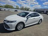 Toyota Camry 2018 года за 13 100 000 тг. в Уральск – фото 3