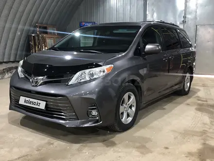 Toyota Sienna 2015 года за 12 800 000 тг. в Атырау