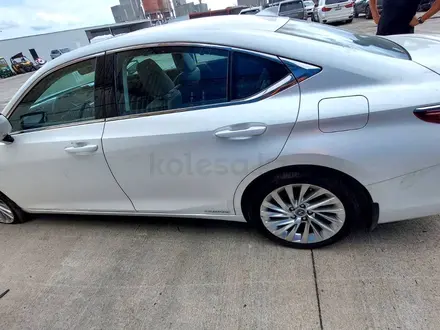 Lexus ES 300h 2019 года за 19 900 000 тг. в Сарыагаш – фото 9