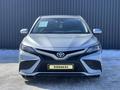 Toyota Camry 2021 года за 13 350 000 тг. в Актобе – фото 2