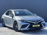 Toyota Camry 2021 года за 13 350 000 тг. в Актобе – фото 3