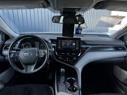 Toyota Camry 2021 года за 13 350 000 тг. в Актобе – фото 8