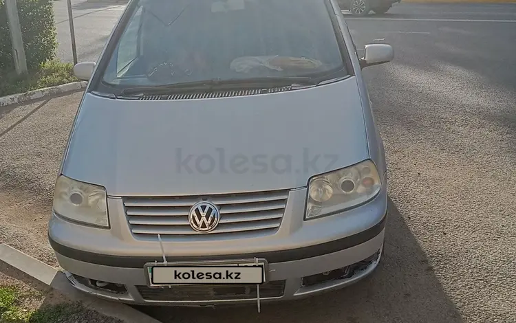 Volkswagen Sharan 2003 года за 3 500 000 тг. в Акжаик