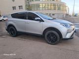 Toyota RAV4 2015 годаүшін10 300 000 тг. в Астана – фото 2