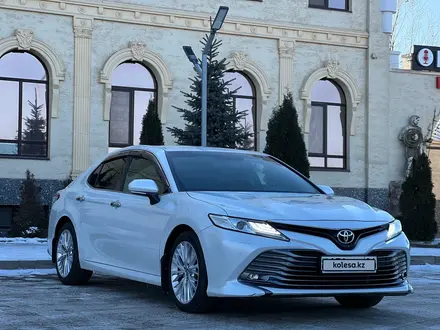 Toyota Camry 2018 года за 14 300 000 тг. в Актобе – фото 3