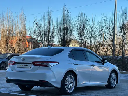 Toyota Camry 2018 года за 14 300 000 тг. в Актобе – фото 7