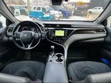 Toyota Camry 2018 года за 12 400 000 тг. в Актобе – фото 2