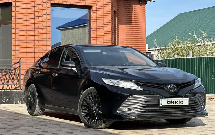 Toyota Camry 2018 года за 14 000 000 тг. в Актобе