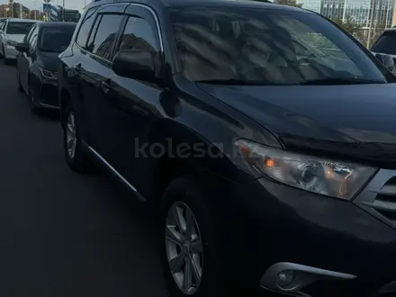 Toyota Highlander 2011 года за 8 000 000 тг. в Атырау – фото 2