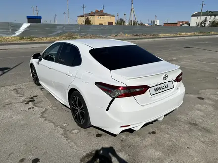 Toyota Camry 2018 года за 11 000 000 тг. в Атырау – фото 3