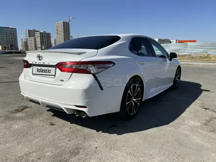 Toyota Camry 2018 года за 11 000 000 тг. в Атырау – фото 5