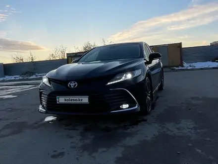 Toyota Camry 2023 года за 16 500 000 тг. в Костанай – фото 2