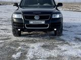 Volkswagen Touareg 2006 годаfor5 200 000 тг. в Семей – фото 5