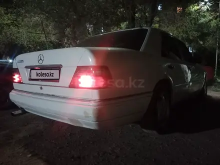 Mercedes-Benz E 220 1993 года за 1 600 000 тг. в Жезказган – фото 2