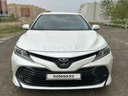 Toyota Camry 2019 года за 11 500 000 тг. в Актобе – фото 2