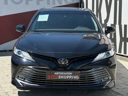 Toyota Camry 2020 года за 15 200 000 тг. в Актобе – фото 2