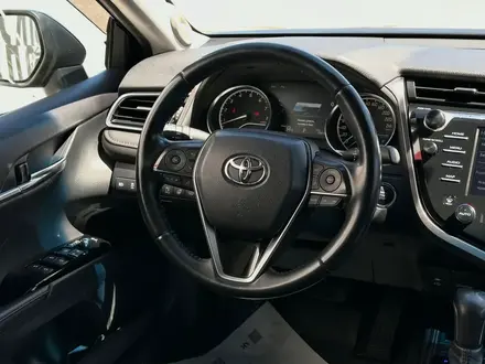 Toyota Camry 2020 года за 15 200 000 тг. в Актобе – фото 6
