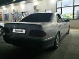 Mercedes-Benz E 320 1996 года за 1 900 000 тг. в Жанаозен – фото 2