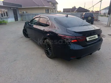 Toyota Camry 2022 года за 9 360 000 тг. в Алматы – фото 4