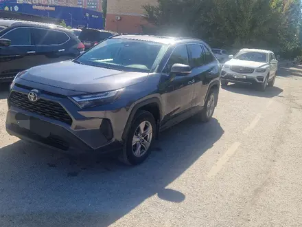 Toyota RAV4 2022 года за 14 000 000 тг. в Актобе