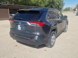 Toyota RAV4 2022 года за 14 000 000 тг. в Актобе – фото 4