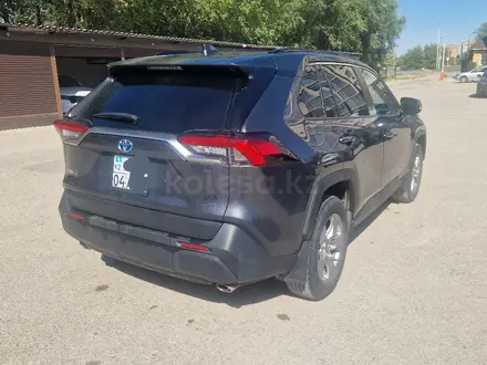 Toyota RAV4 2022 года за 14 000 000 тг. в Актобе – фото 4