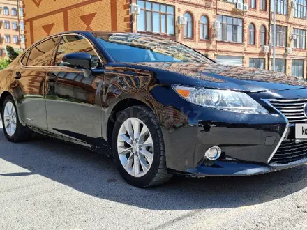 Lexus ES 300h 2015 года за 9 900 000 тг. в Атырау – фото 2