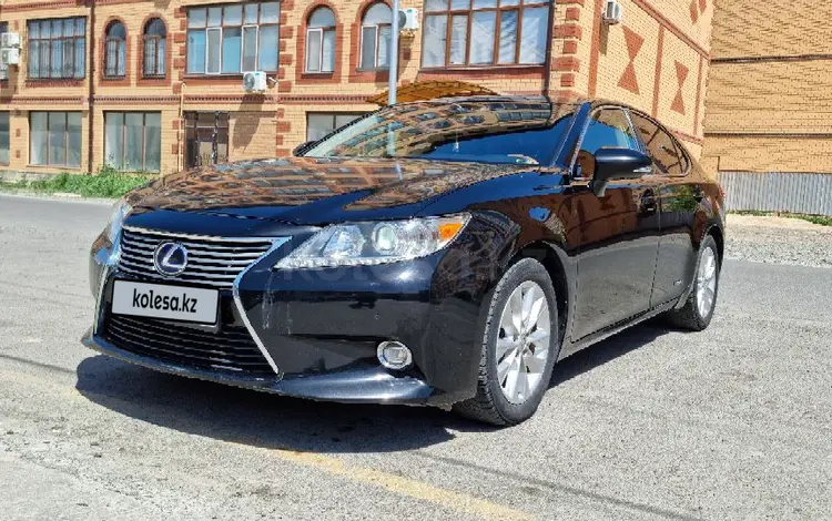 Lexus ES 300h 2015 года за 9 900 000 тг. в Атырау