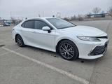 Toyota Camry 2021 года за 20 300 000 тг. в Семей – фото 2