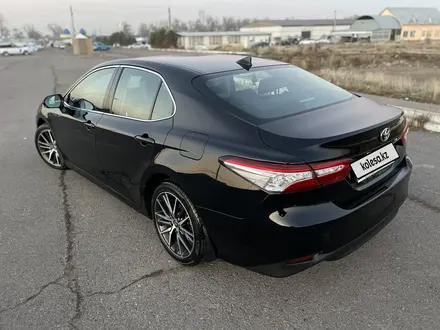 Toyota Camry 2022 года за 16 800 000 тг. в Алматы – фото 5