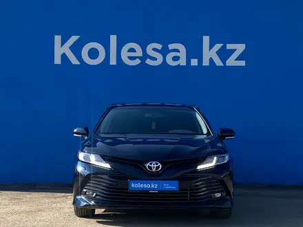 Toyota Camry 2018 года за 13 270 000 тг. в Алматы – фото 2