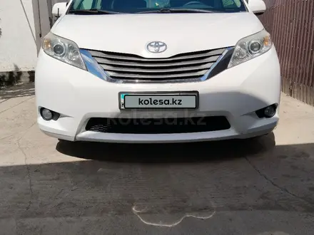 Toyota Sienna 2013 года за 12 800 000 тг. в Уральск – фото 2