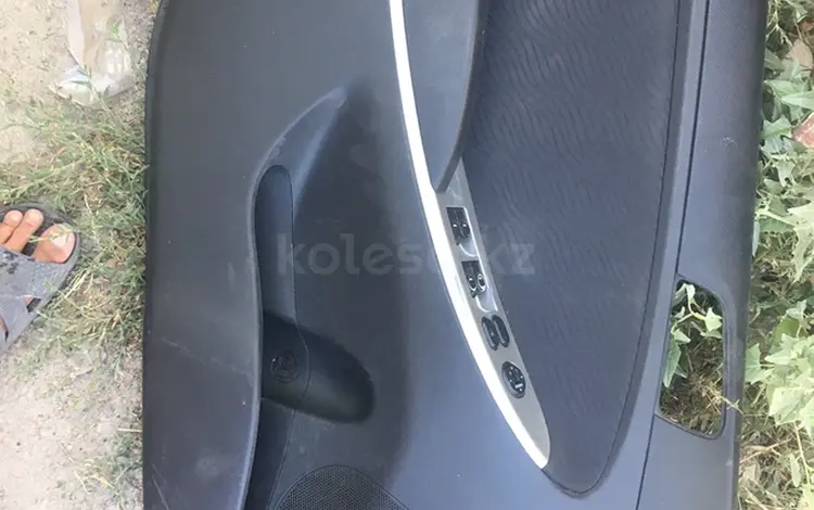 Hyundai Accent обшивка двери передний задний за 1 000 тг. в Алматы
