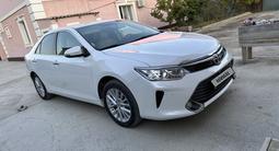 Toyota Camry 2015 года за 11 200 000 тг. в Атырау – фото 2