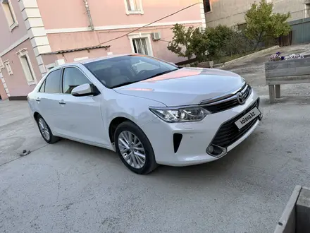 Toyota Camry 2015 года за 11 200 000 тг. в Атырау – фото 2