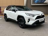 Toyota RAV4 2021 года за 17 500 000 тг. в Алматы