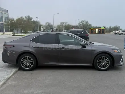 Toyota Camry 2022 года за 13 500 000 тг. в Актау – фото 4