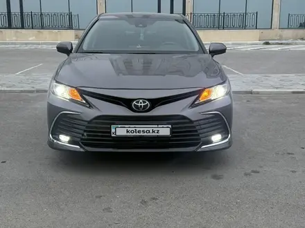 Toyota Camry 2022 года за 13 500 000 тг. в Актау – фото 2