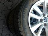 Диски комплект с резины на все модели японских машин тоиота камри оригиналь за 250 000 тг. в Алматы