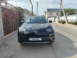 Toyota RAV4 2017 года за 12 500 000 тг. в Актау – фото 2