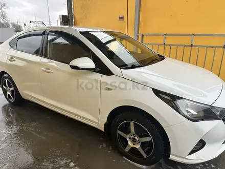 Hyundai Accent 2021 года за 8 400 000 тг. в Уральск – фото 2