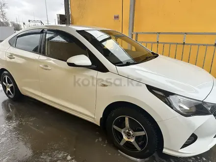 Hyundai Accent 2021 года за 7 000 000 тг. в Уральск – фото 2