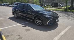 Toyota Camry 2023 года за 16 300 000 тг. в Алматы – фото 3