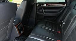 Volkswagen Touareg 2007 года за 7 500 000 тг. в Алматы – фото 5