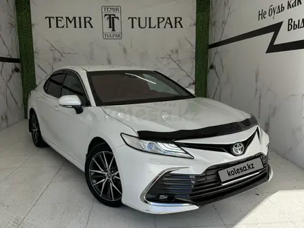 Toyota Camry 2021 года за 18 290 000 тг. в Шымкент