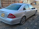 Mercedes-Benz C 180 2003 года за 3 200 000 тг. в Кульсары – фото 2