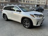 Toyota Highlander 2017 годаfor13 800 000 тг. в Актау